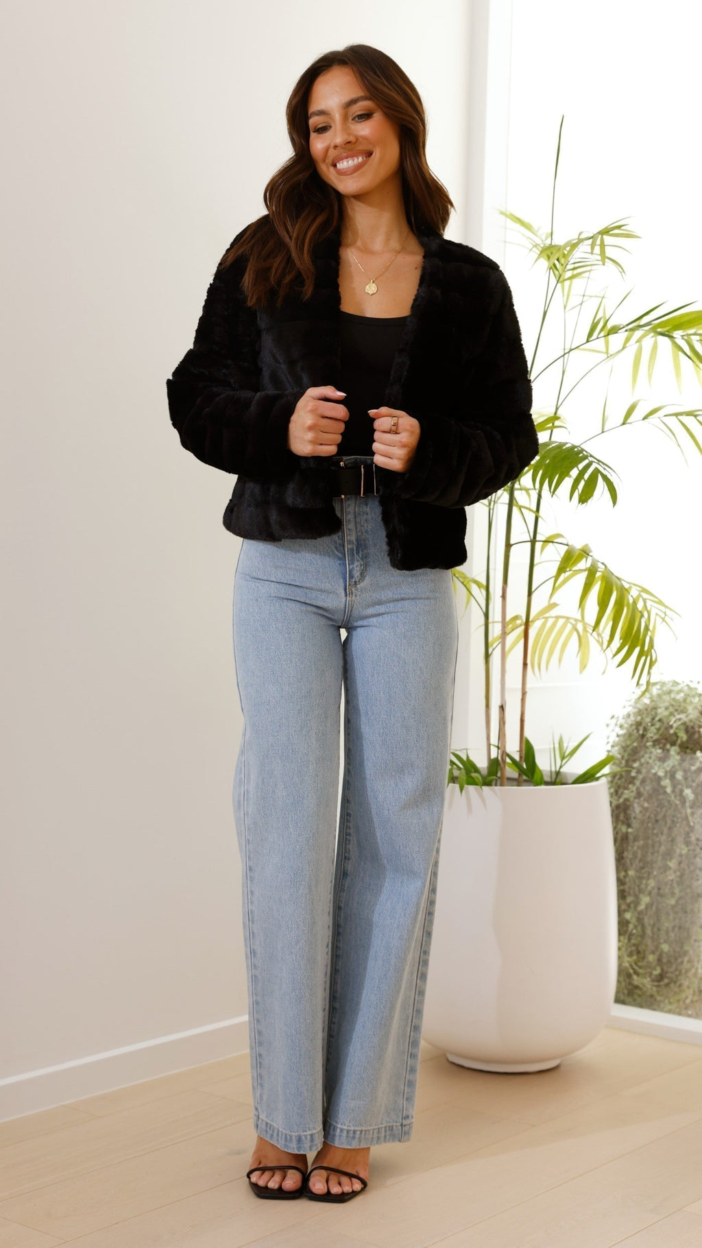 Nieve Suave - Chaqueta corta de pelo sintético para mujer | Frente abierto