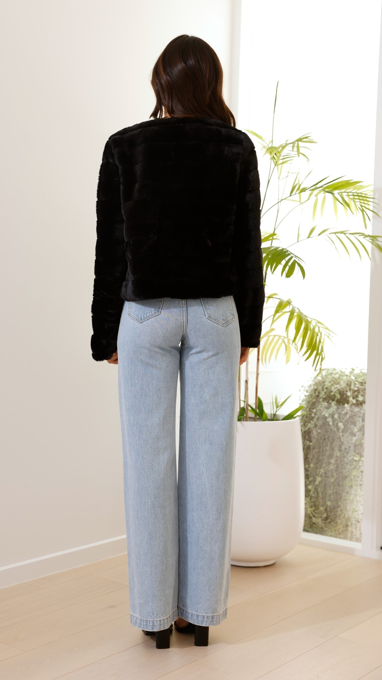 Nieve Suave - Chaqueta corta de pelo sintético para mujer | Frente abierto