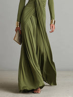 Vestido largo de seda elástica verde oliva con escote en V