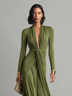 Vestido largo de seda elástica verde oliva con escote en V